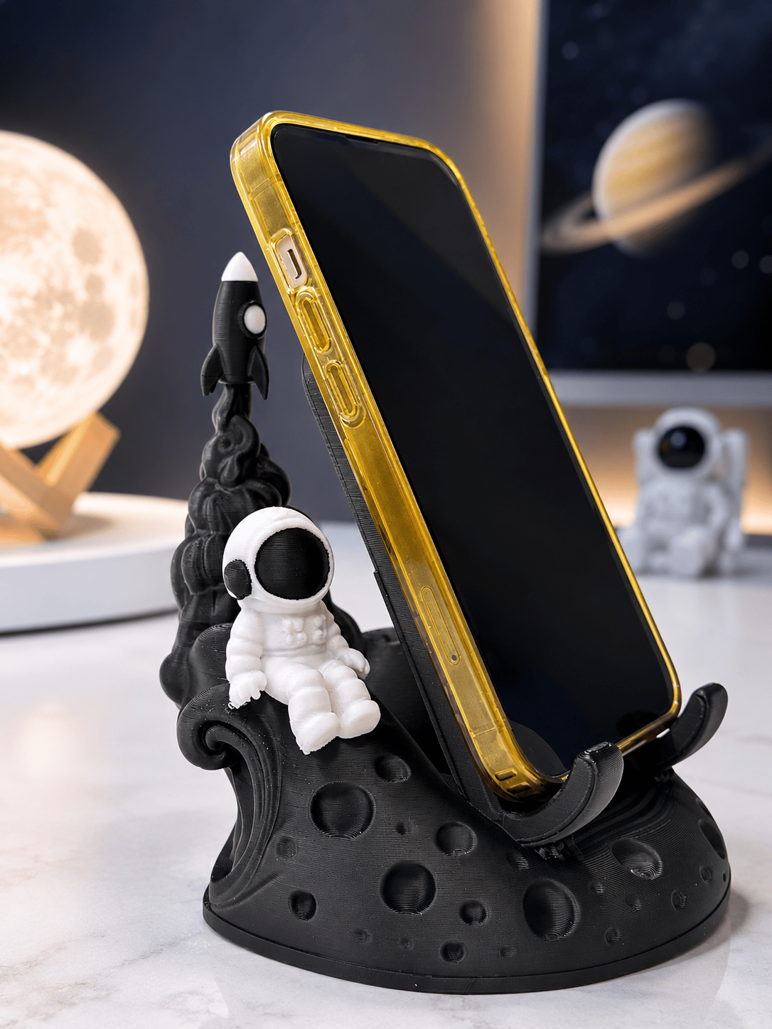 Suport telefon astronaut pe Lună